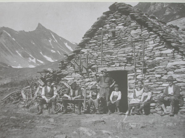Gruppo di persone all'alpe davanti alla baita